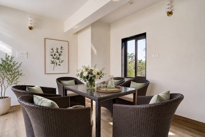 Dining area image 6