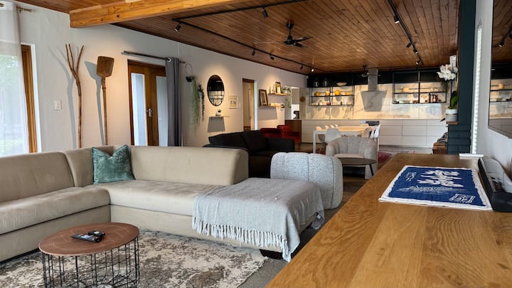 Well Situated Large Family Home - Sleeps 6 - Stellenbosch