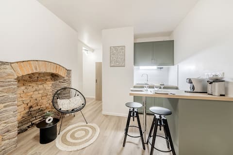 Popular Airbnb listing: Rennes studio in the city center, quiet overlooking courtyard in Rennes