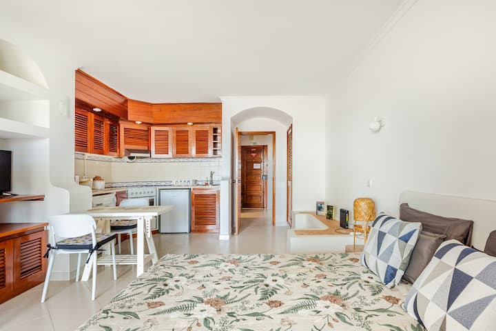 Best-value Albufeira Studio | Sea View + Pool - Albufeira