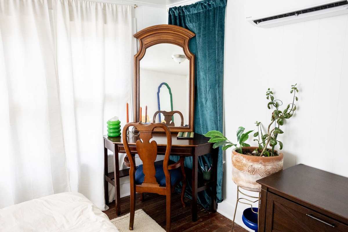 Vibrant Downtown Austin Flat, Walk to DT & Stadium