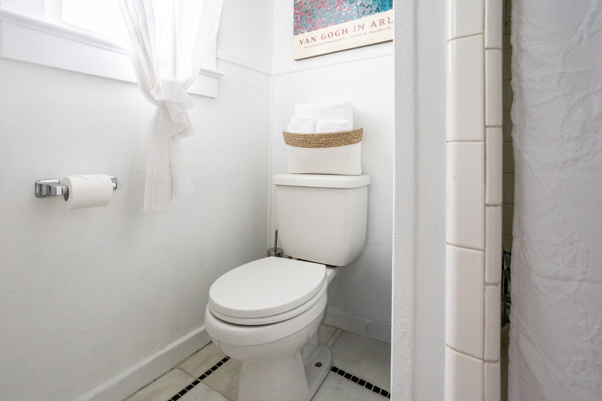 Vibrant Downtown Austin Flat, Walk to DT & Stadium