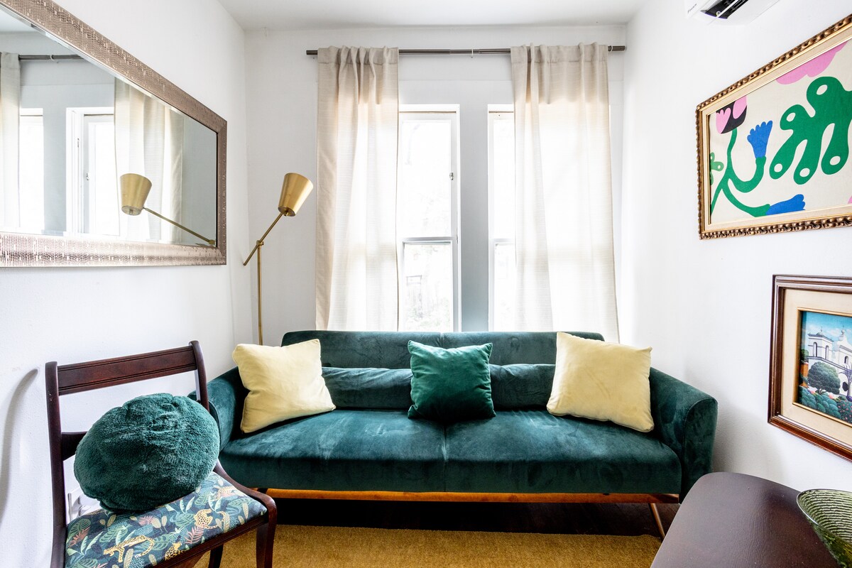 Vibrant Downtown Austin Flat, Walk to DT & Stadium