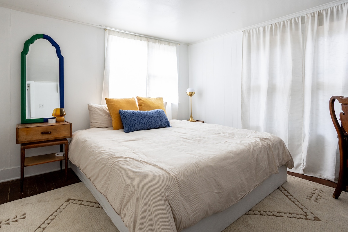 Vibrant Downtown Austin Flat, Walk to DT & Stadium
