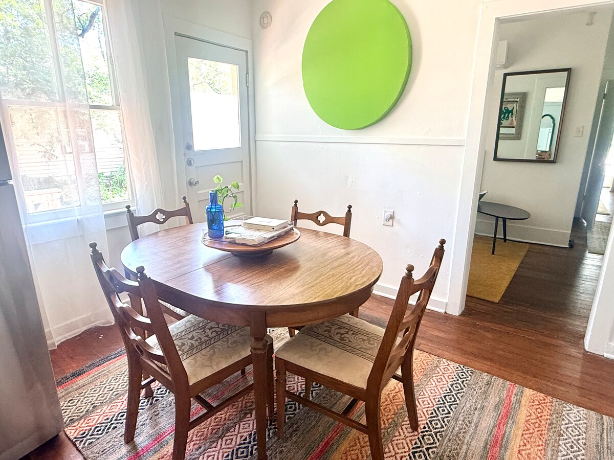 Vibrant Downtown Austin Flat, Walk to DT & Stadium