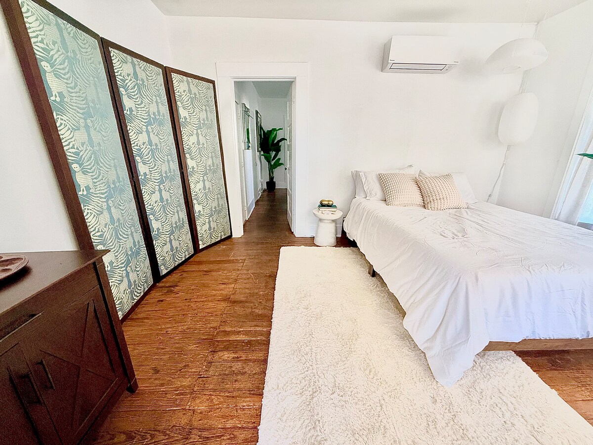 Vibrant Downtown Austin Flat, Walk to DT & Stadium