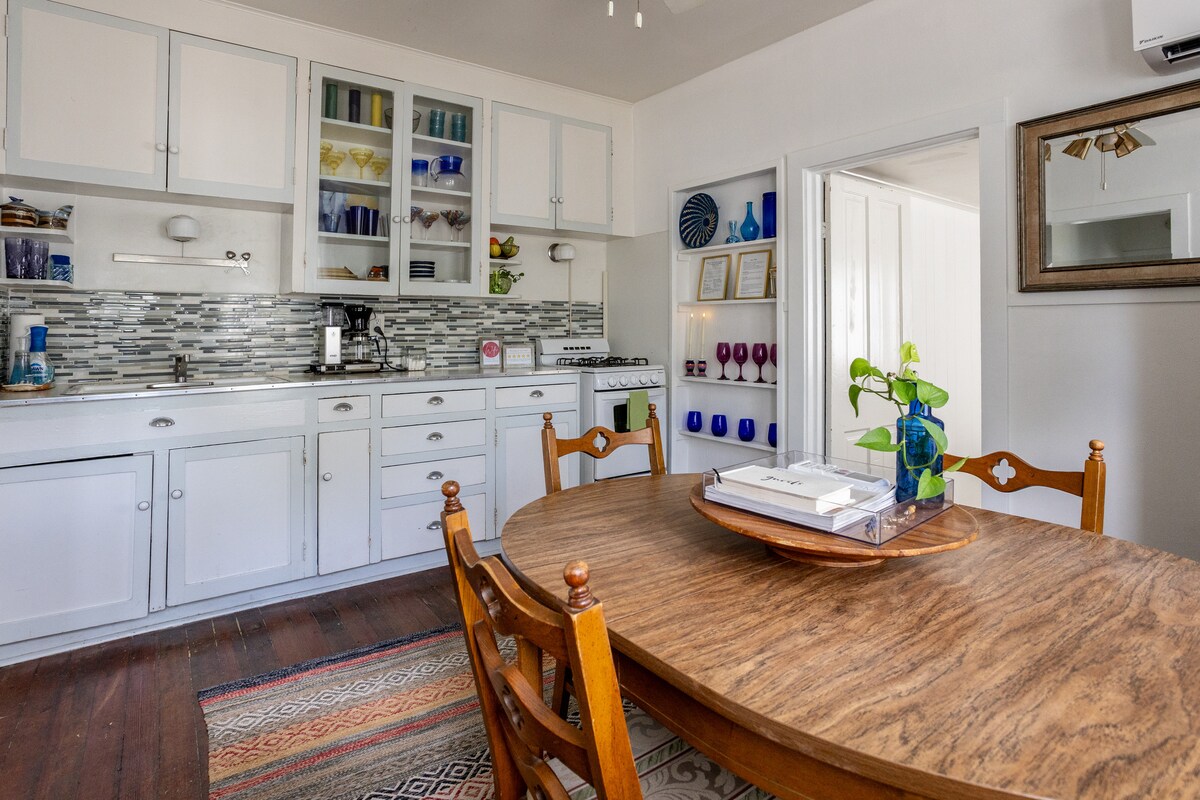 Vibrant Downtown Austin Flat, Walk to DT & Stadium