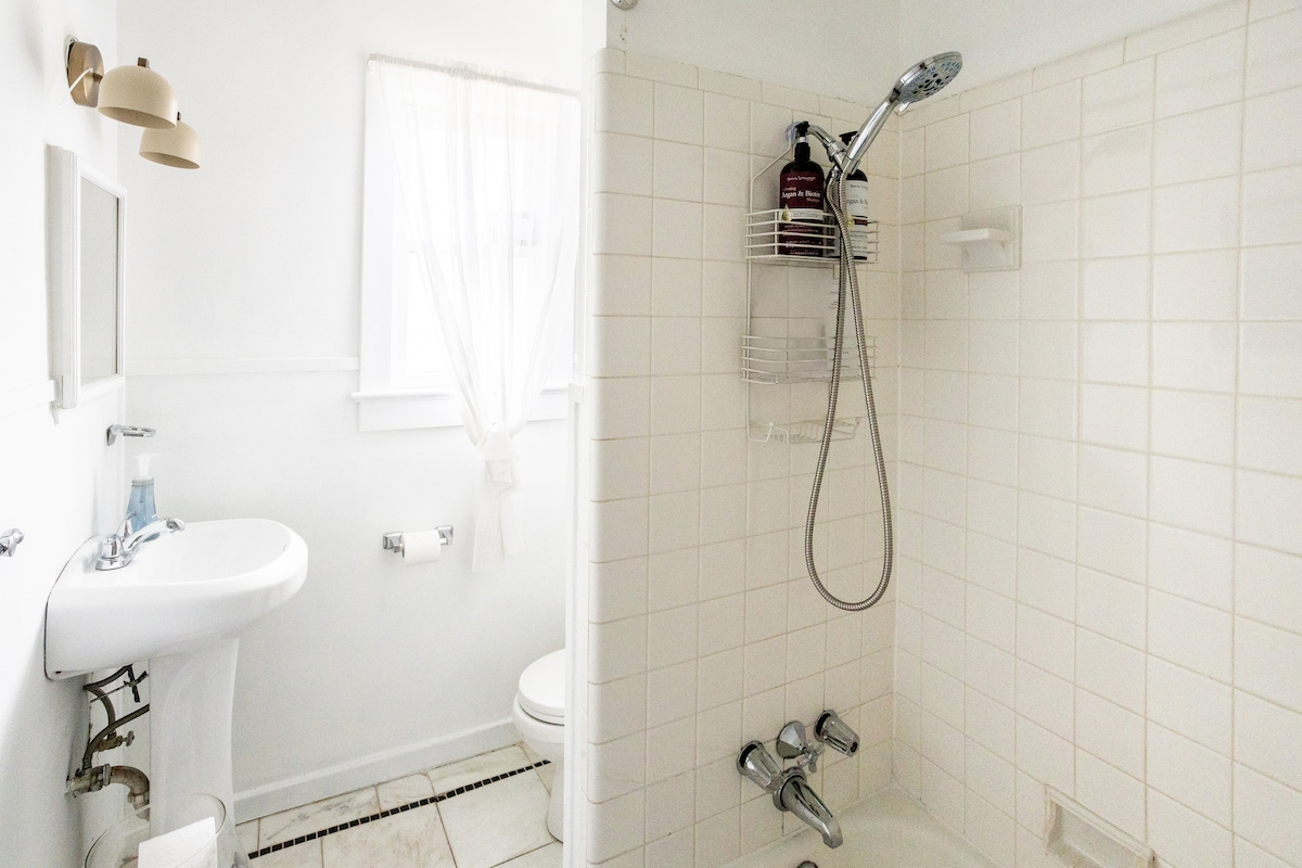 Vibrant Downtown Austin Flat, Walk to DT & Stadium