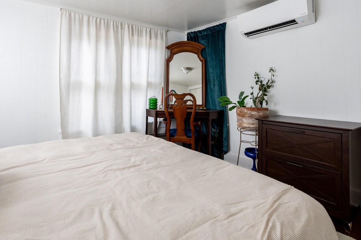 Vibrant Downtown Austin Flat, Walk to DT & Stadium
