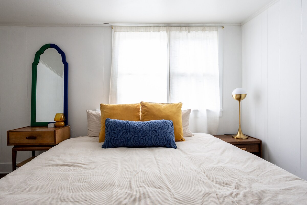 Vibrant Downtown Austin Flat, Walk to DT & Stadium