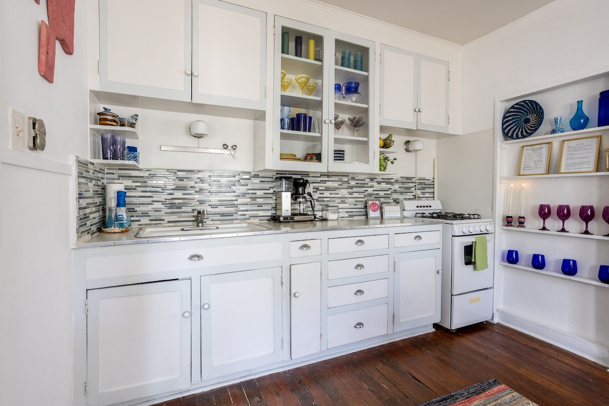 Vibrant Downtown Austin Flat, Walk to DT & Stadium