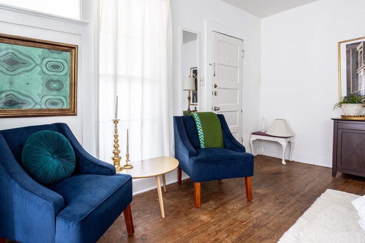 Vibrant Downtown Austin Flat, Walk to DT & Stadium
