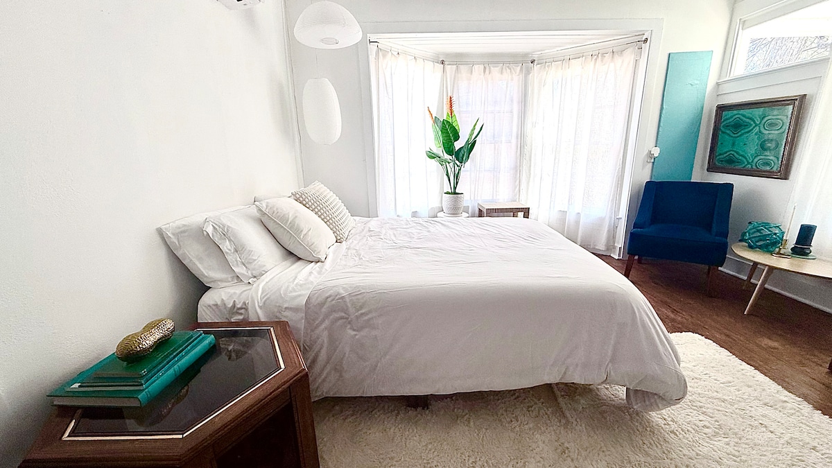 Vibrant Downtown Austin Flat, Walk to DT & Stadium