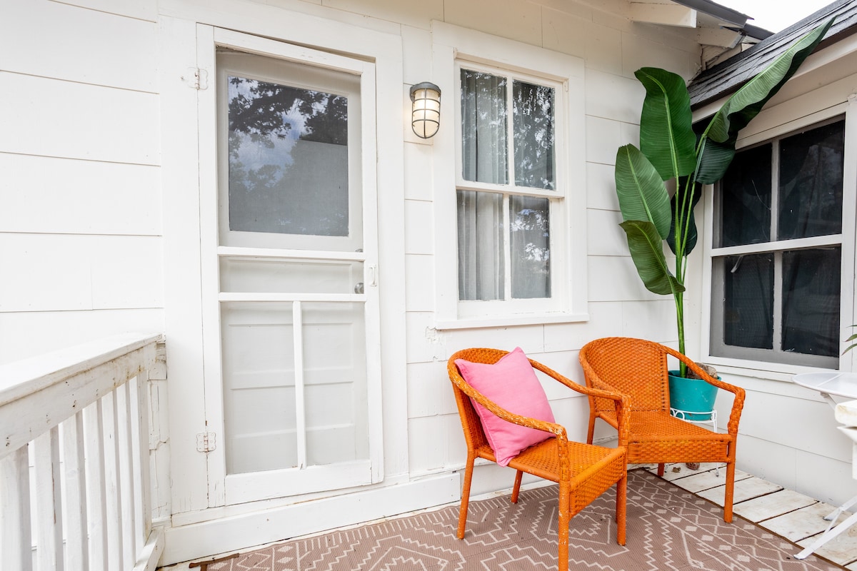 Vibrant Downtown Austin Flat, Walk to DT & Stadium