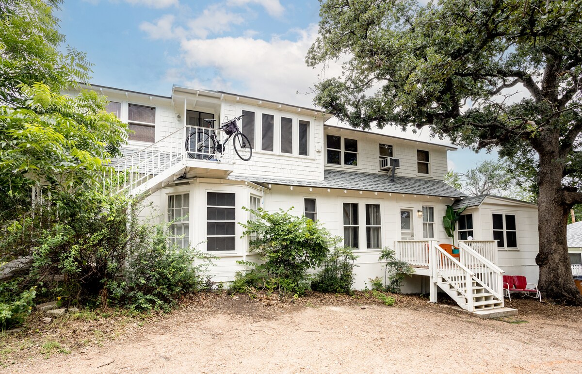 Vibrant Downtown Austin Flat, Walk to DT & Stadium