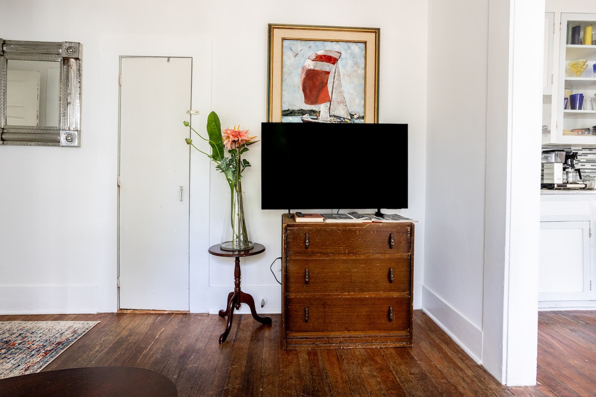 Vibrant Downtown Austin Flat, Walk to DT & Stadium