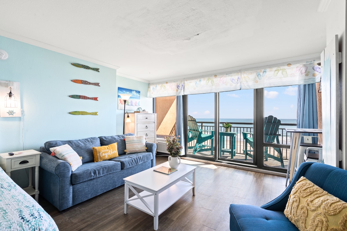 Prostor otvorenog tipa s pogledom na ocean, prirodnim svjetlom i prostorom za sjedenje za četiri osobe. Ima kauč koji se pretvara u bračni krevet, moderan kamin obložen kamenom i 50-inčni pametni televizor. Idealan je prostor za opuštanje nakon dugog dana na plaži.