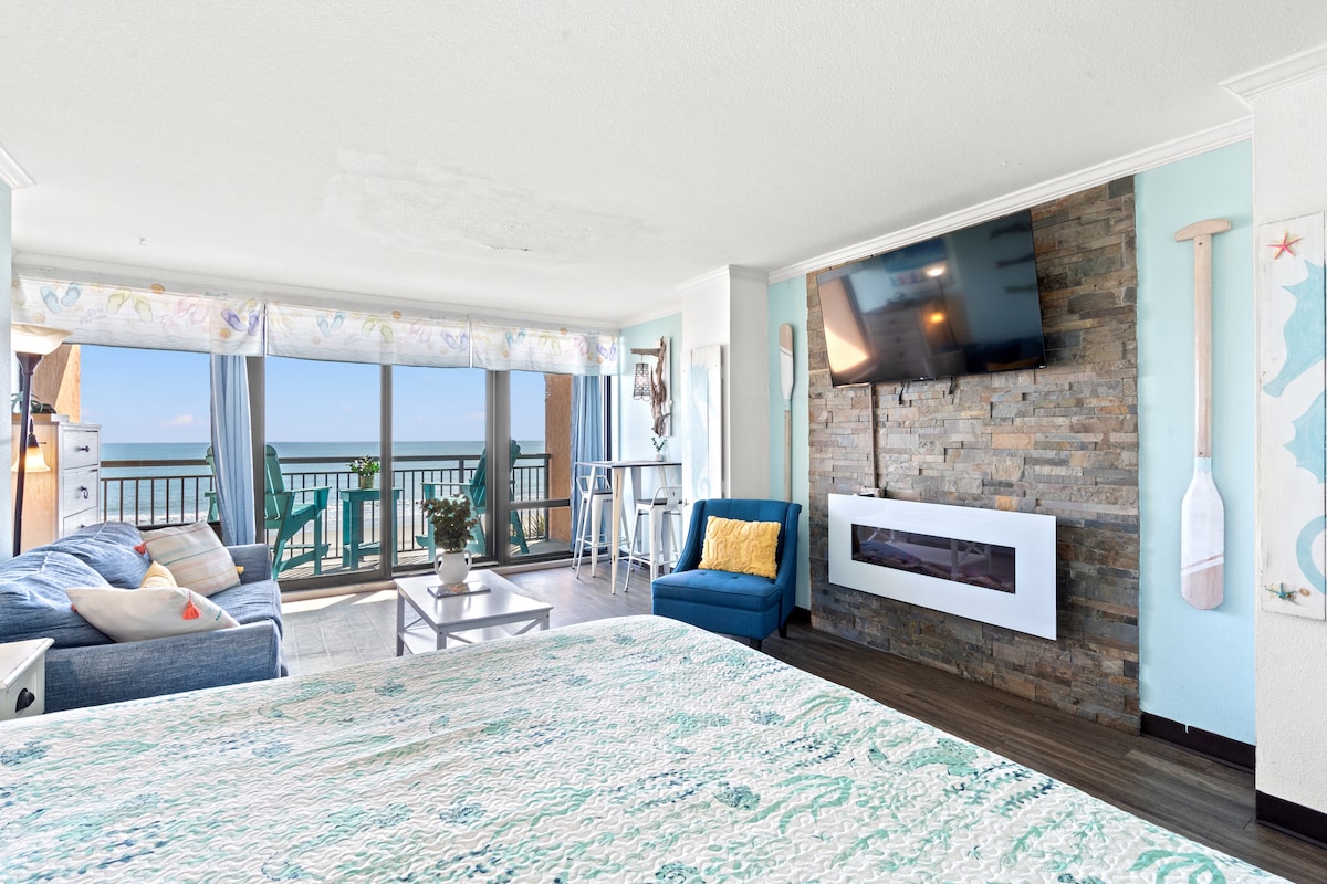 Prostrana oaza za odmor uz more s otvorenim tlocrtom, udobnim bračnim krevetom i prozorima od poda do stropa koji ispunjavaju prostor prirodnim svjetlom. Opustite se uz kamin ili uživajte u filmovima na velikom pametnom televizoru s neometanim pogledom na ocean.