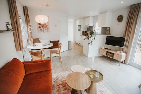 Popular Airbnb listing: Romantic forest cottage with heated outdoor pool in Wijk 00 Nunspeet