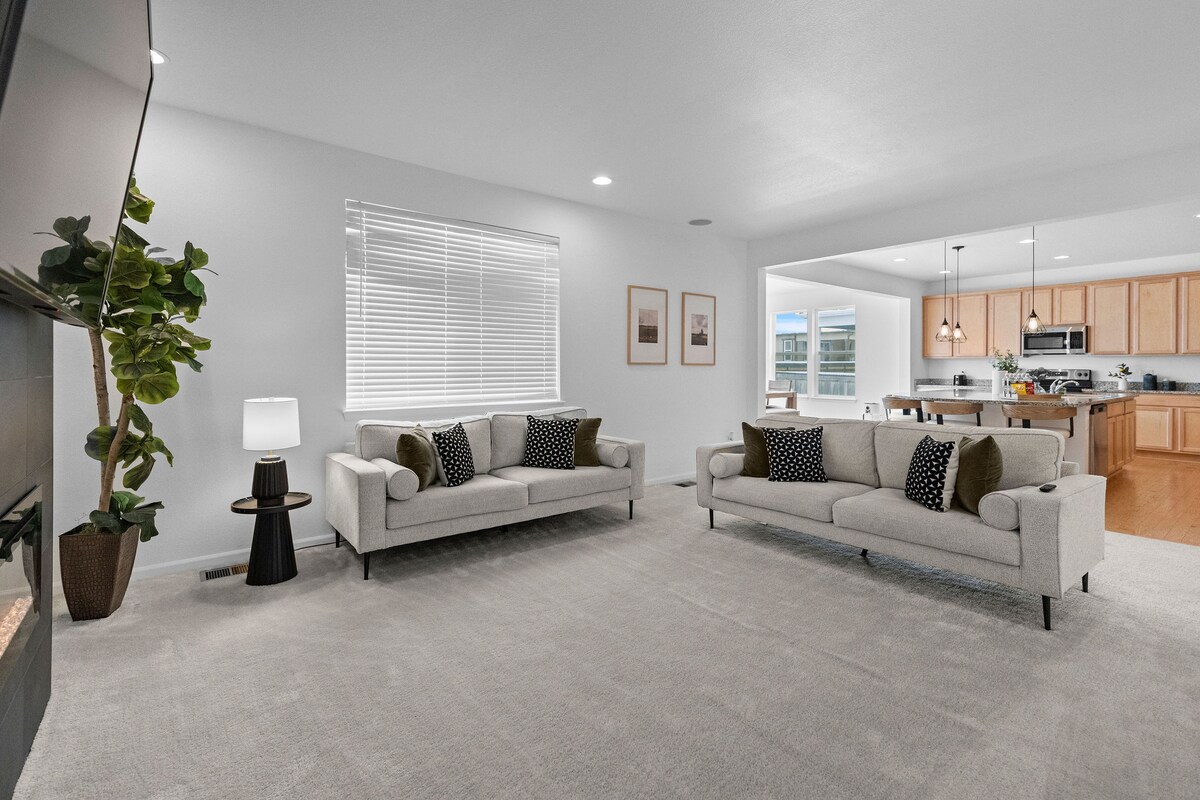 Top performing Airbnb: Modern Home Near Denver Airport & Gaylord Resort! in Commerce City