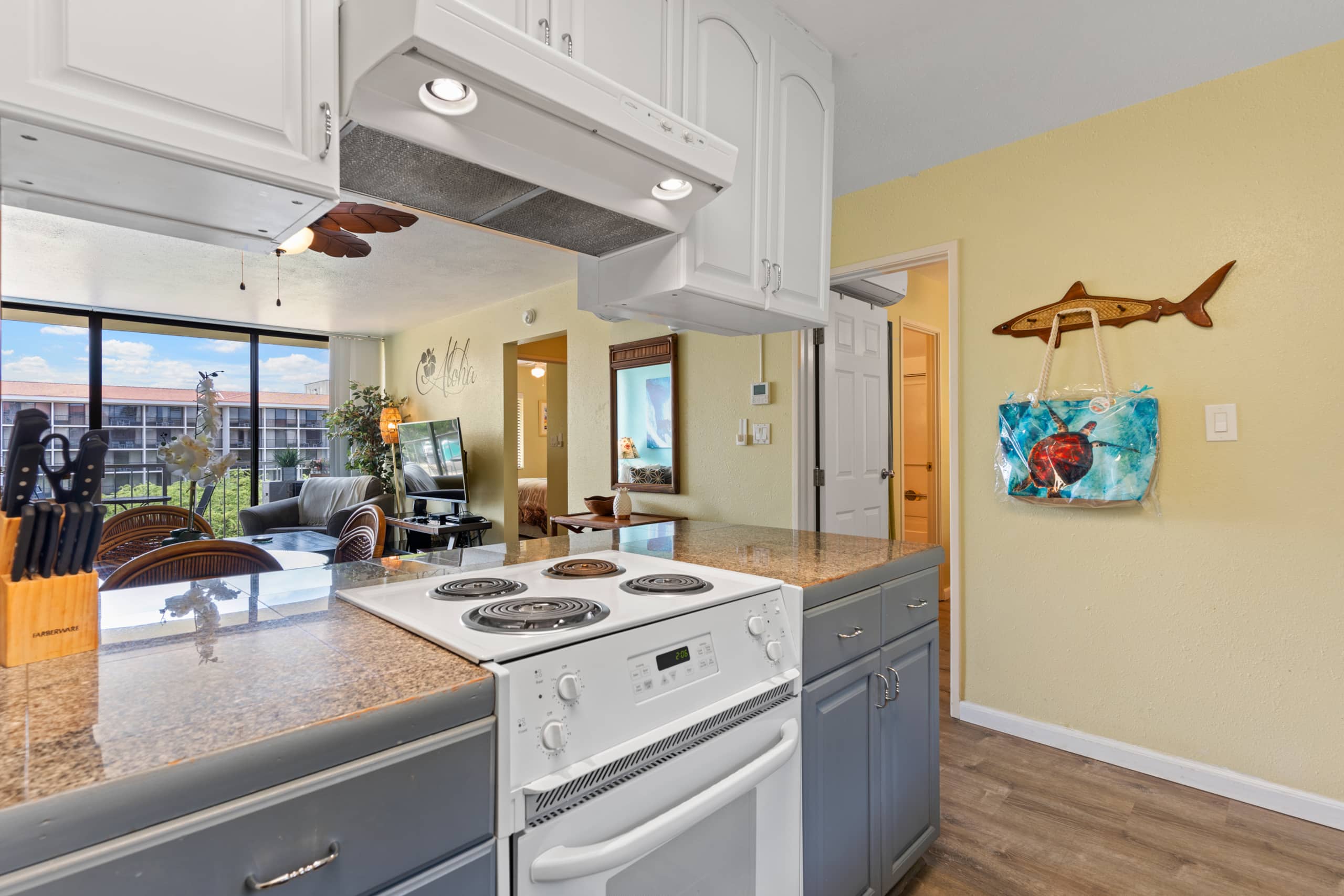 2BR/2BA Near Charley Young Beach A/C - Image 3