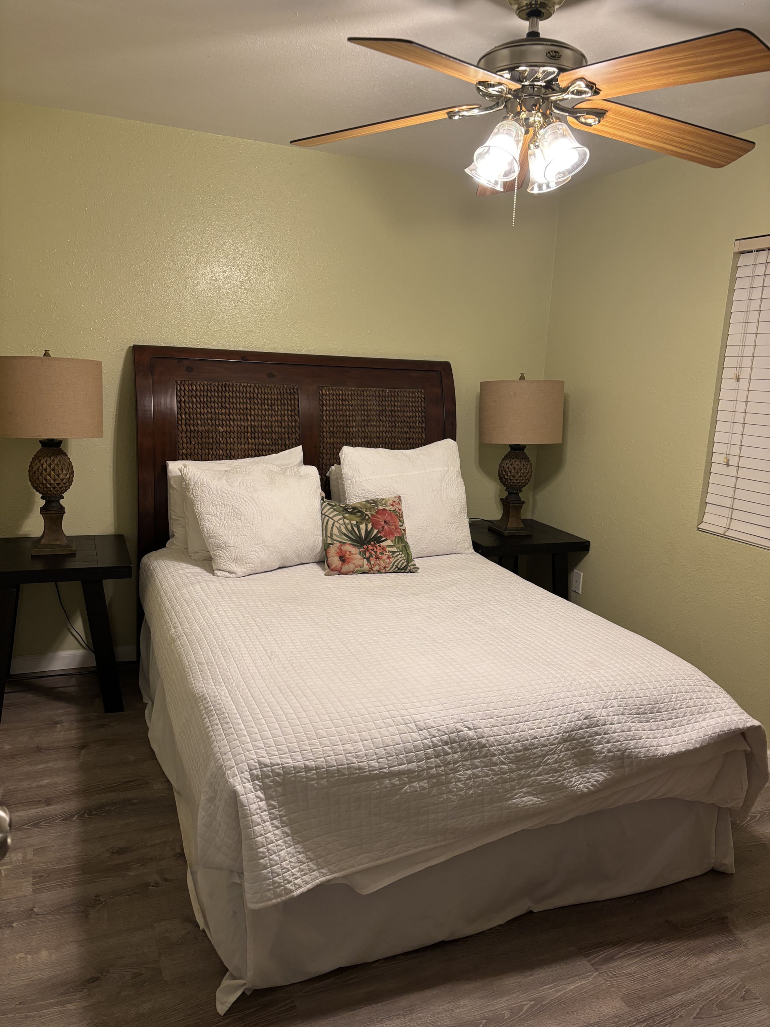 2BR/2BA Near Charley Young Beach A/C - Image 8