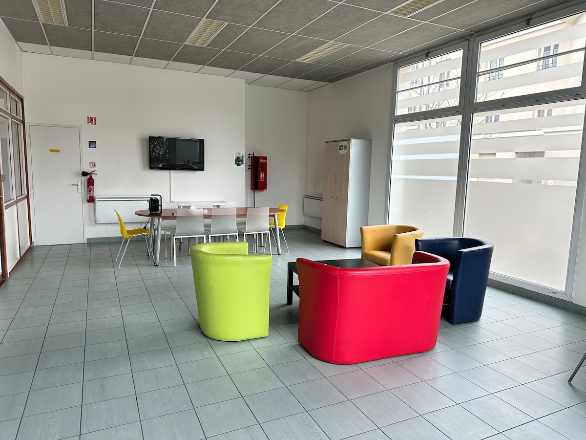 Top Airbnb: Cozy studio • Modern • Netflix • Gym • Wifi in Bussy Saint Georges