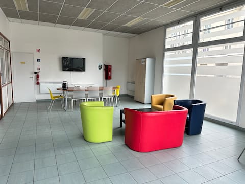 Top Airbnb: Cozy studio • Modern • Netflix • Gym • Wifi à Bussy Saint Georges