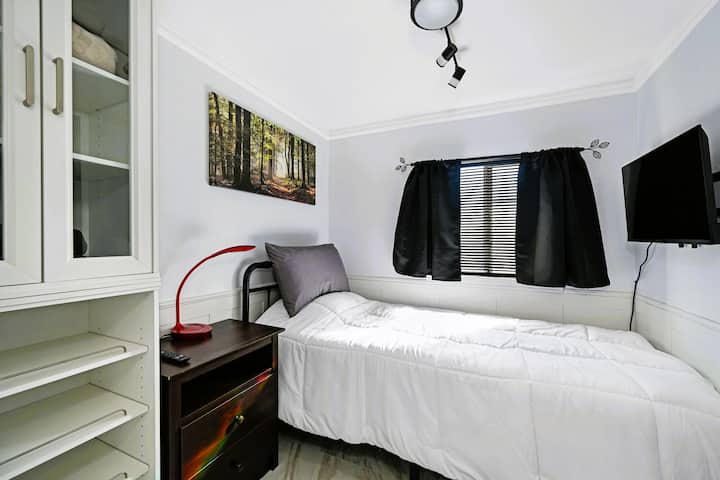 Cama doble XL, colchón de lujo, sábanas de calidad hotelera, dos almohadas para relajarse, leer o ver la televisión.