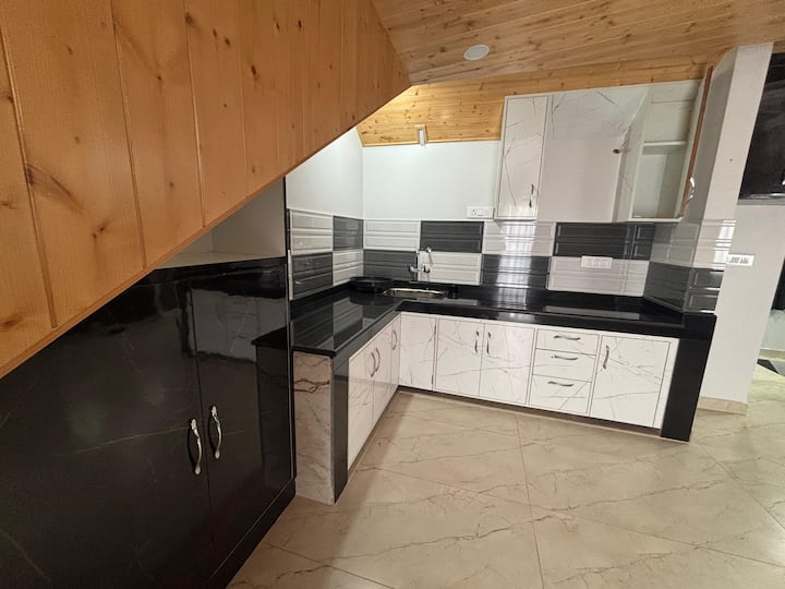 Mayfair Cottage-luxury 4 Bhk Villa With Parking - 심라