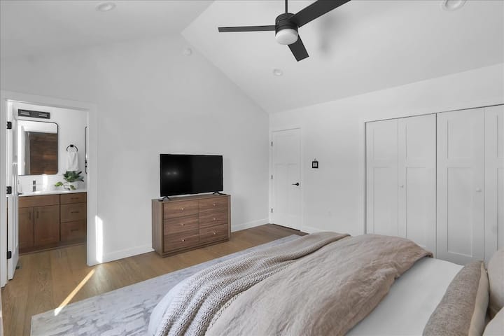 Minimalistická spálňa so stropným ventilátorom a prirodzeným svetlom