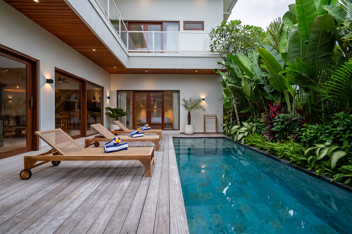 Villa in Kediri · 3 bedrooms · 3 beds · 3 private baths, comparable Airbnb