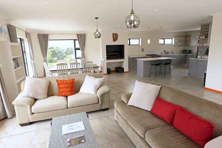 Seahorses - Modern Coastal Home - Pringle Bay