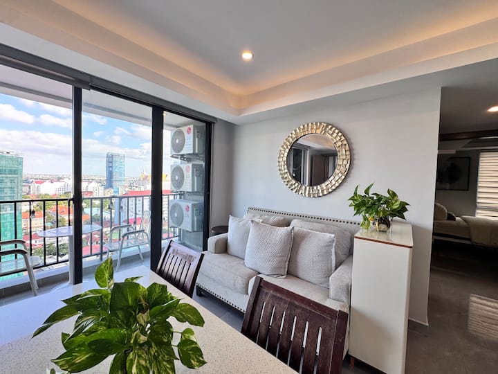 Modern 3-br Apt W/ Rooftop Infinity Pool - Cambodia