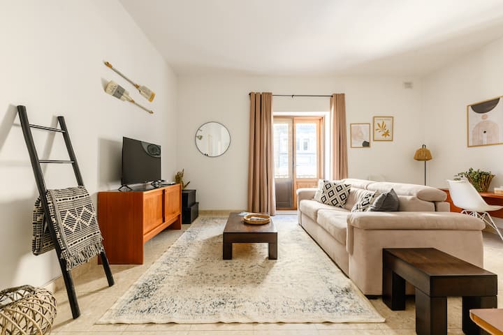 Séjour spacieux et accueillant avec un canapé confortable (convertible en canapé-lit), un grand tapis et un accès au balcon. Lumineux, élégant et idéal pour partager des moments après une journée à la plage dans la baie de Balluta.