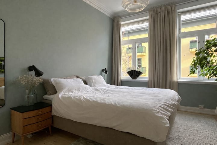 Velika glavna spavaća soba s udobnim bračnim krevetom (180 x 210).
43-inčni TV s Apple TV-om. Zavjese za zamračivanje i zaštitu privatnosti
Za duže boravke moguće je zatražiti dva ormara (100 cm). 