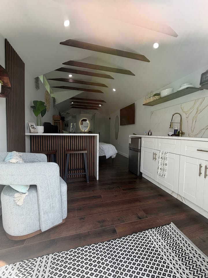 Equestrian Nest • Modern Cozy Studio. - The Bahamas