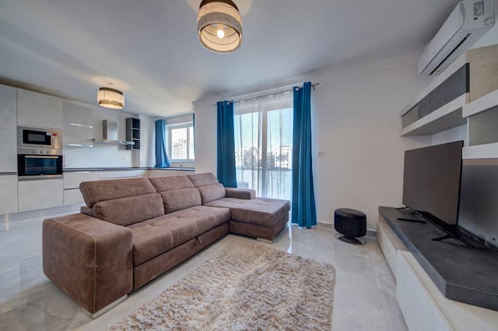 Beautiful 2bdr 2bth Apt In Sliema With City Views - La Valeta