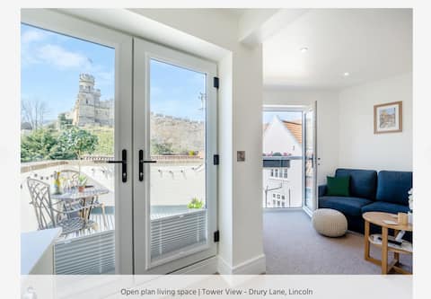 Popular Airbnb listing: Cathedral Quarter, stunning views, private balcony in Canwick