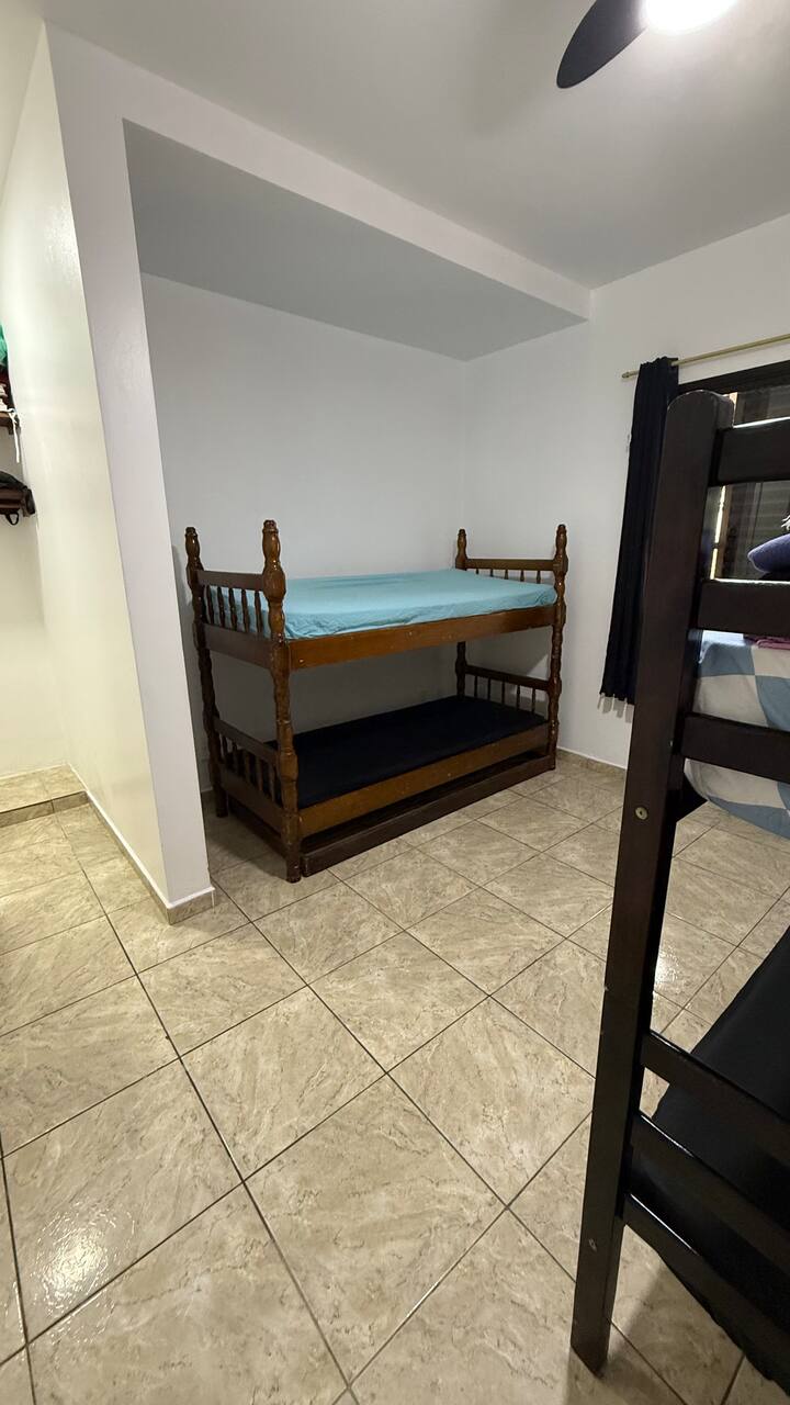 Apartman u prizemlju s dva kreveta na kat i dodatnim krevetom 