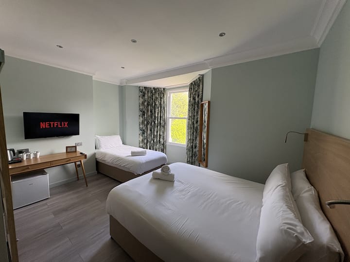 Famille-sdb Privée Avec Douche-king And Single Bed - Chester, UK