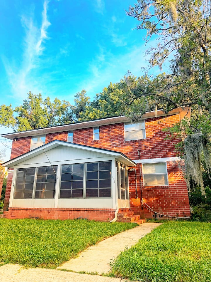 • City Center Luxury 2-story Close To Attractions - Jacksonville, FL