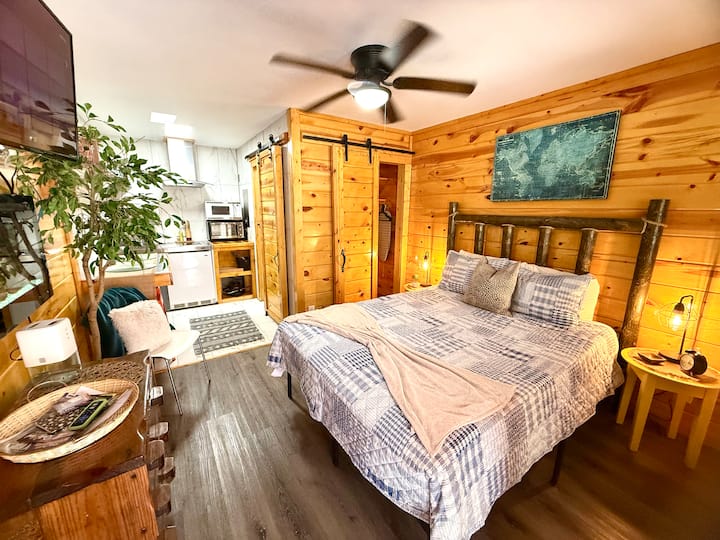 Rustic Studio 4, Pets Welcome! - Pigeon Forge, TN