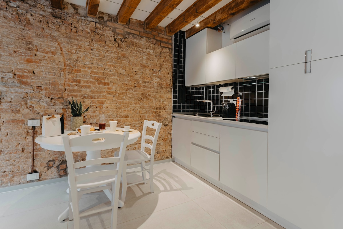 Successful Airbnb property: (Dimora Quadri) 1 minute from Piazza San Marco in Venezia