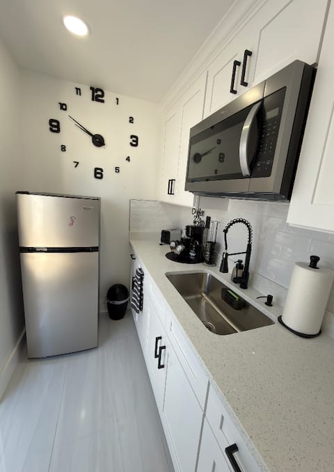 Top Airbnb: The Blossom Suite in Pinellas Park