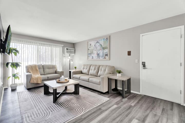Sand & Sky Suite | ~Smart Tv's ~Full Kitchen - Sterling Heights, MI