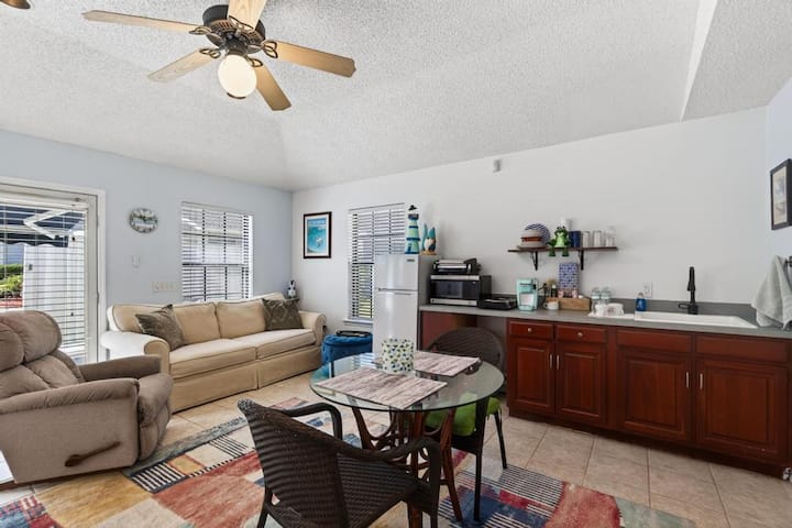 Backyard Oasis Cottage - オレンジパーク, FL