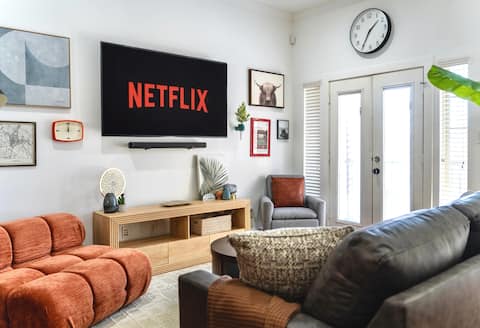 Popular Airbnb listing: Urban Dallas Townhome w/ Arcade, King Bed & Garage in Lower Greenville