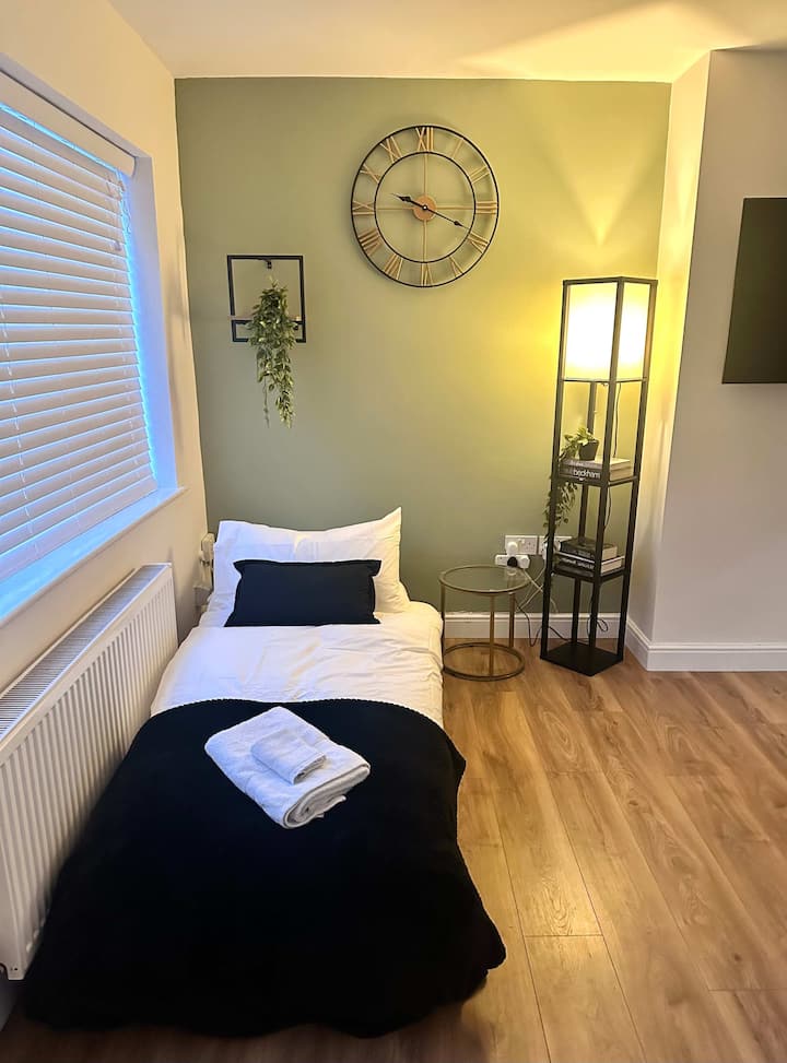 Telford Hot Tub Stay - 4 Beds - Pool Table - Telford
