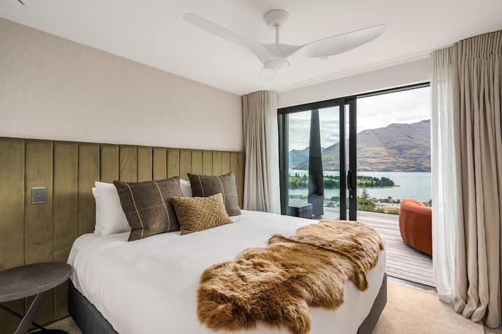 Versatile luxury suite
Bedroom 4 features a private ensuite and plush, hotel-grade bedding for ultimate comfort. The room can easily be configured as a king or split into two singles, making it perfect for couples or friends traveling together.
